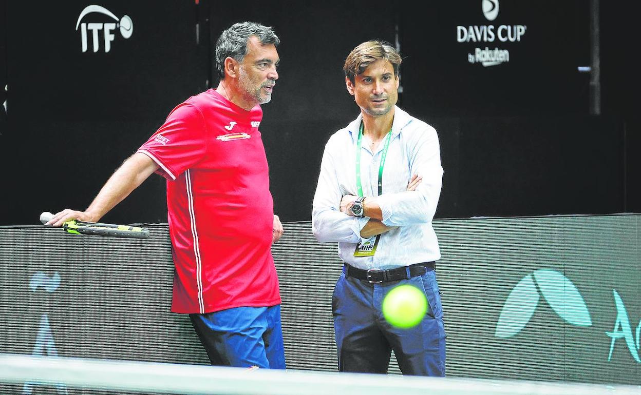 David Ferrer, a la derecha, charla con Sergi Bruguera durante un entrenamiento del equipo español en la Fonteta.