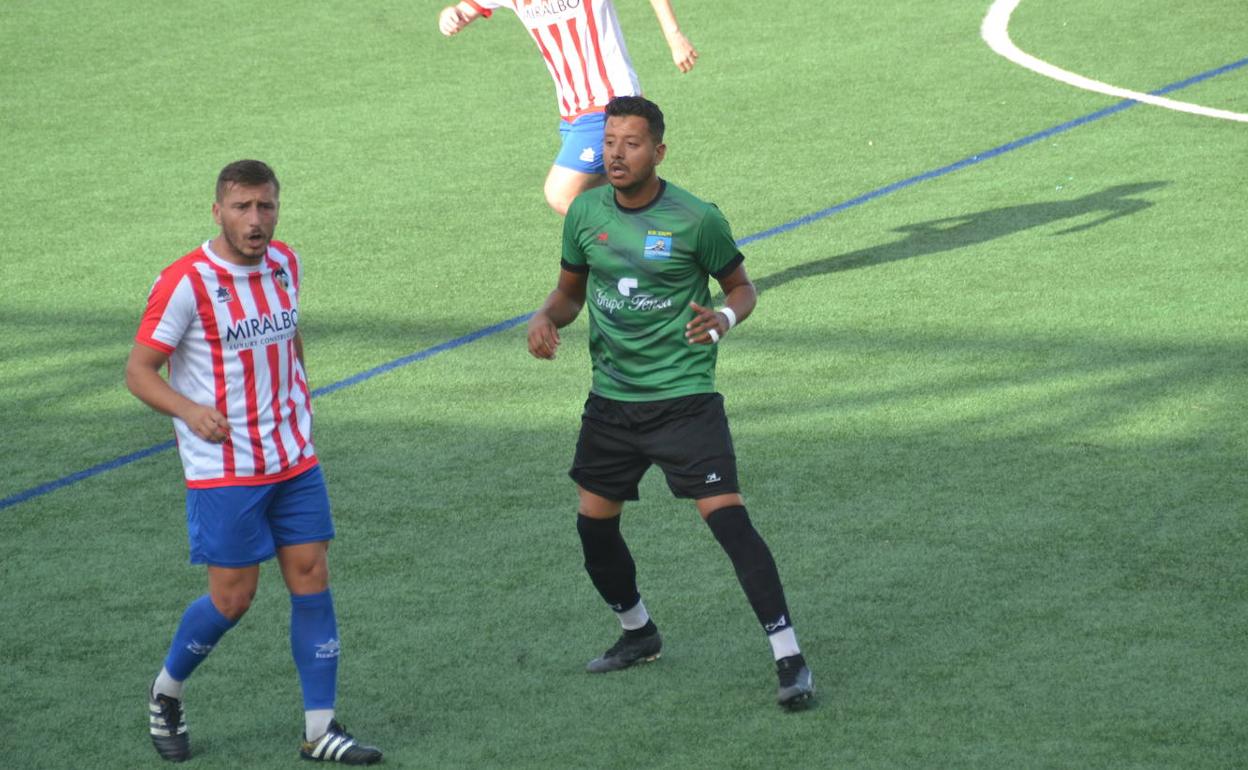 Franc junto a un jugador calpino. 