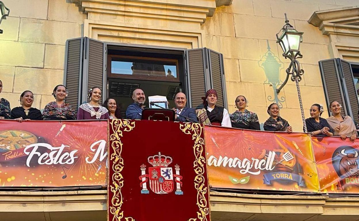 El pregón desde el balcón del ayuntamiento. 