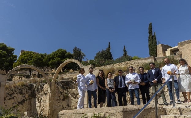 María José San Román, Carlos Castelló, Kiko Moya y Bruno Ruiz con la autoridades en la Castillo de Santa Bárbara. 