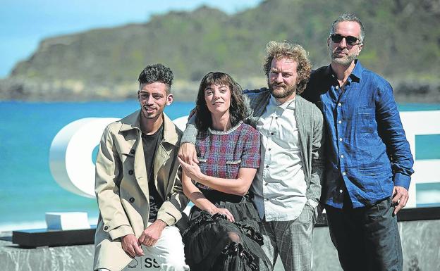 El director Mikel Gurrea, último a la derecha, junto a los actores de 'Suro' Ilyass El Ouahdani, Vicky Luengo y Pol López.