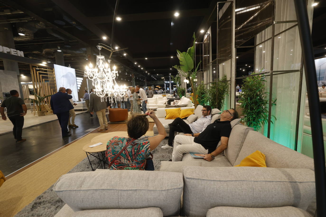 Valencia acoge una edición de récord con profesionales del mueble, iluminación y decoración. En Feria Valencia se dan cita hasta el 23 de septiembre un total 603 empresas y marcas expositoras.