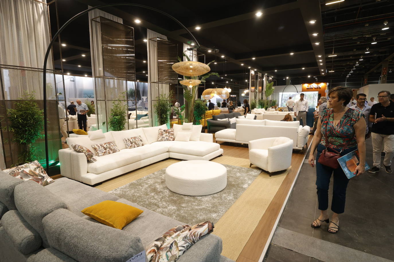 Valencia acoge una edición de récord con profesionales del mueble, iluminación y decoración. En Feria Valencia se dan cita hasta el 23 de septiembre un total 603 empresas y marcas expositoras.