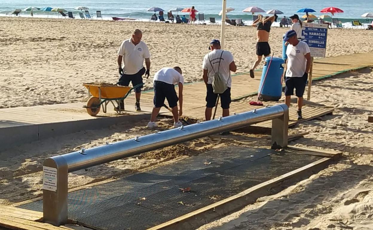 Cuadrillas municipales ultimas las reparaciones del arenal