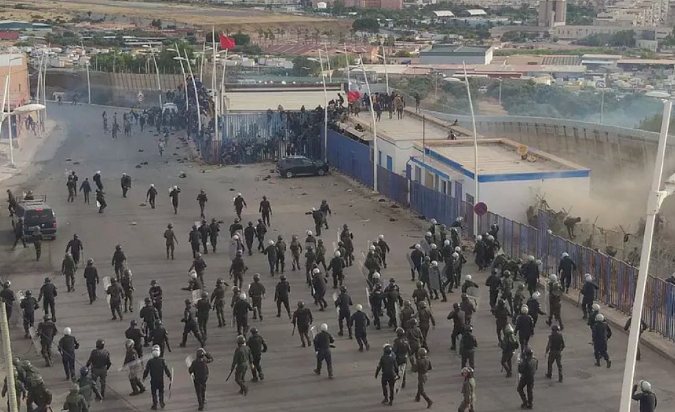 Un momento del salto del 24 de junio, desde el Bario Chino de Nador.