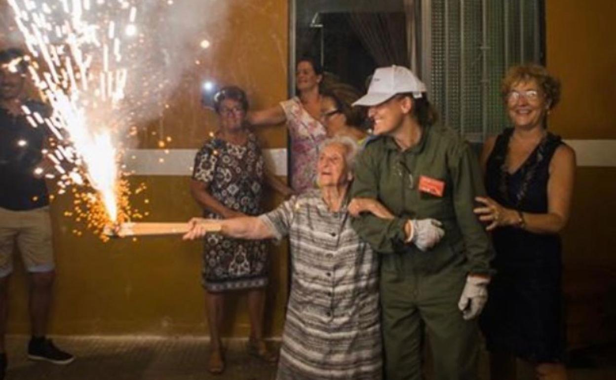 Josefina junto a su familia en una de las fiestas de Benifaió. 