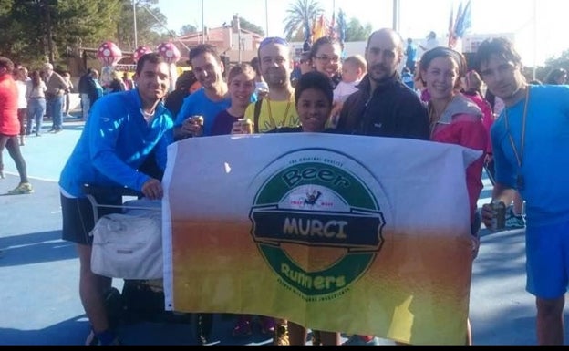 El club, con el nombre de Beer Murci Runners con el que se creó.  MURZI RUNNERS 