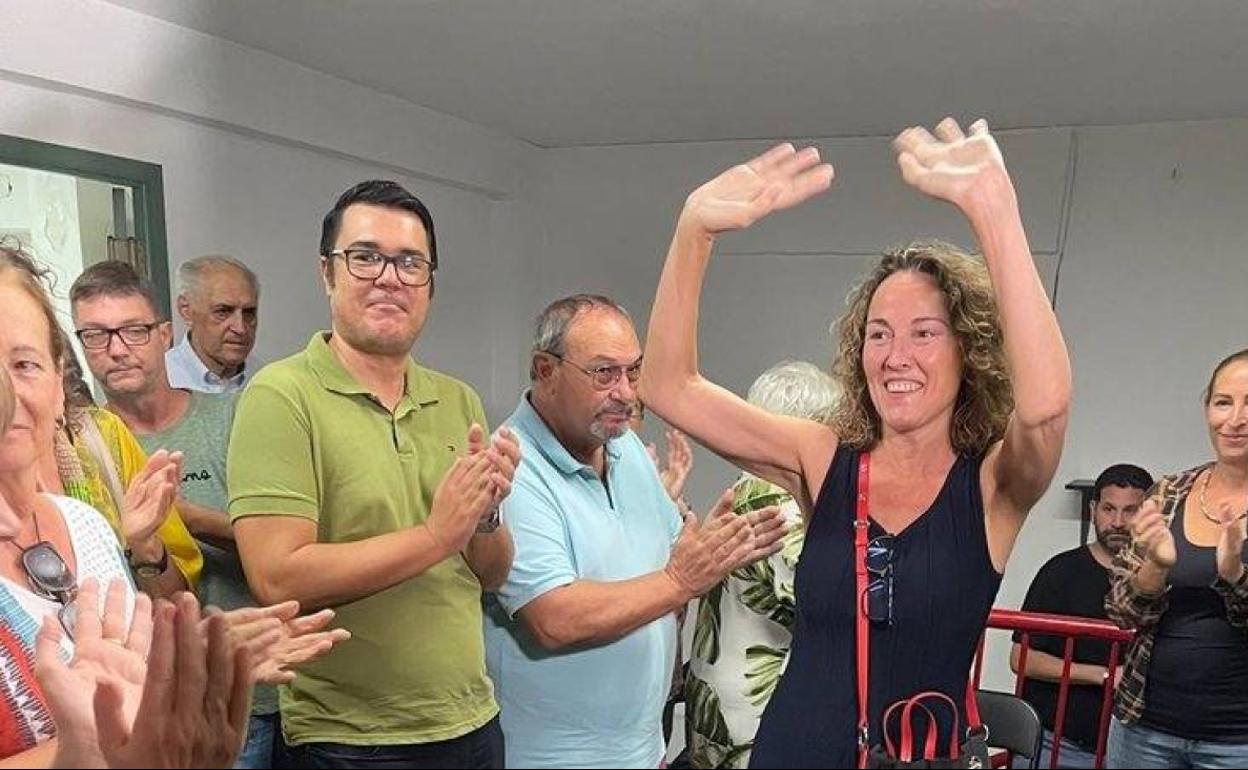 María José Adsuar saluda a sus compañeros tras oficializar su candidatura a las primarias locales. 