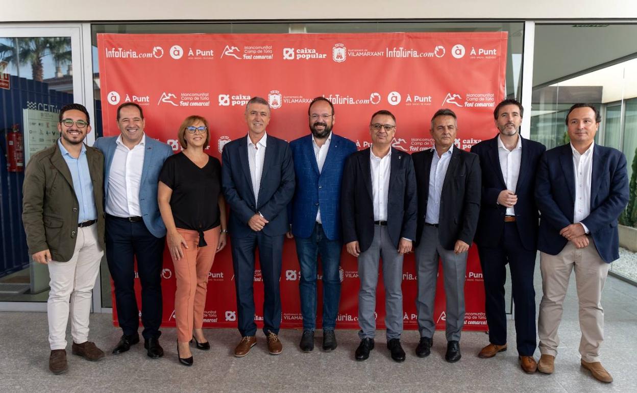 Autoridades presentes en la reunión. 