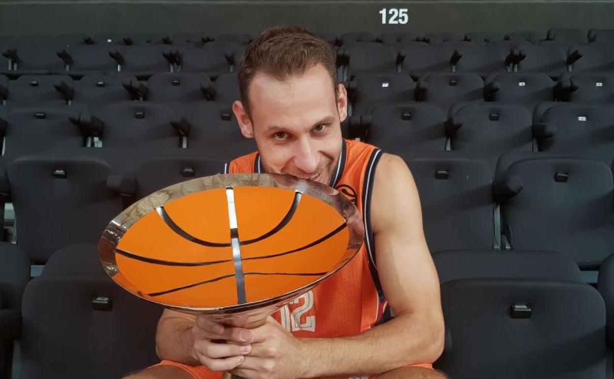 Pedro Llompart muerde el trofeo de la Supercopa de 2017 que ganó con el Valencia Basket. 