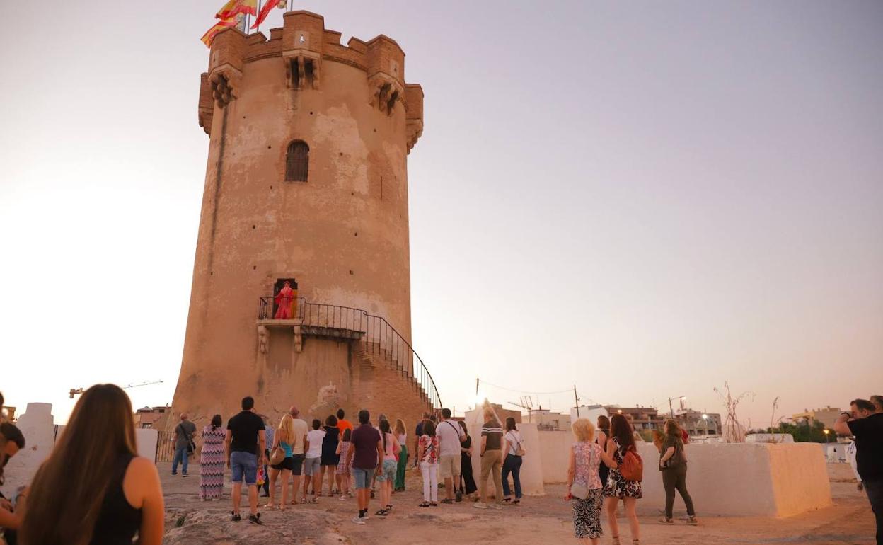 Una visita turística en la Torre de Paterna. 