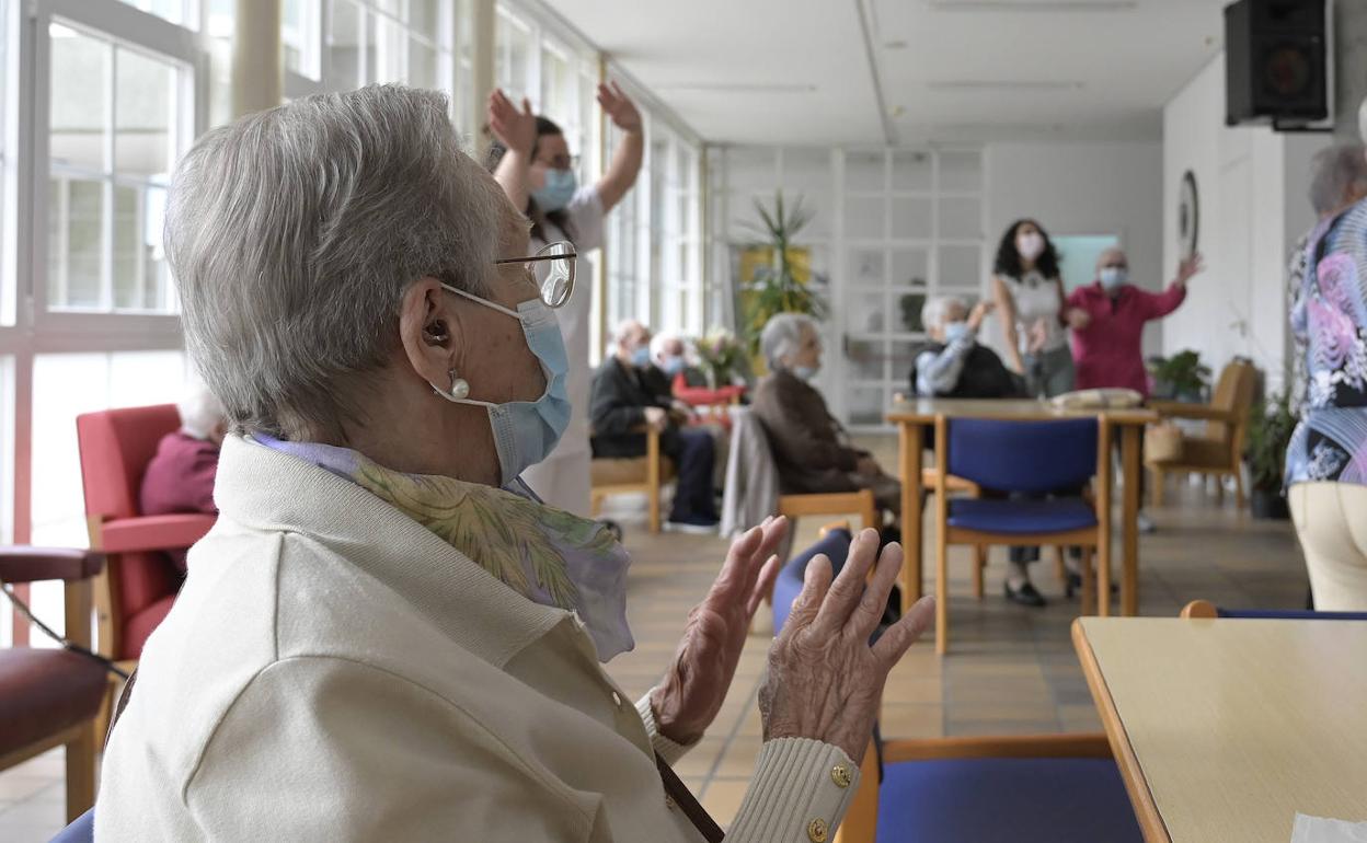 Varias personas mayores, en una residencia de ancianos. 