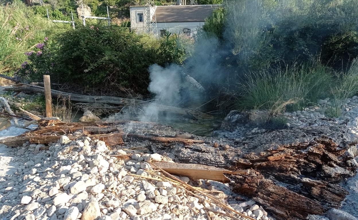 Restos de la higuera donde fue hallado el cadáver calcinado. J. M.