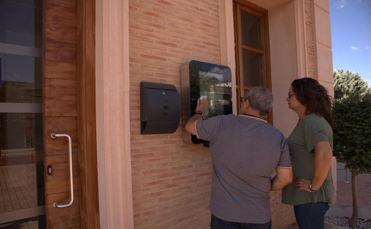 Pantalla instalada en el Ayuntamiento de la Barraca. 