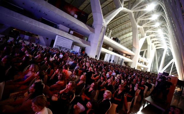 Los invitados siguen la gala en el Museo de las Ciencias Príncipe Felipe de Valencia. 