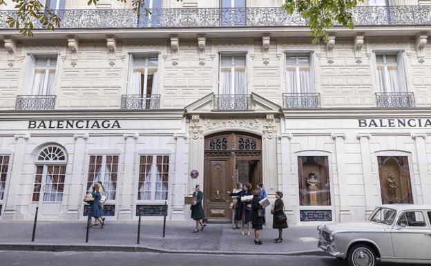 La Maison Balenciaga en la serie.