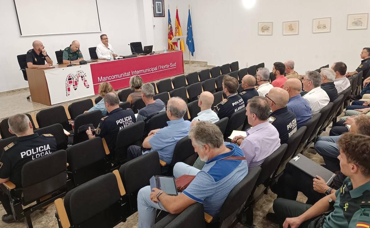 La reunión de la Mesa de Diàleg, presidida por José Cabanes.  