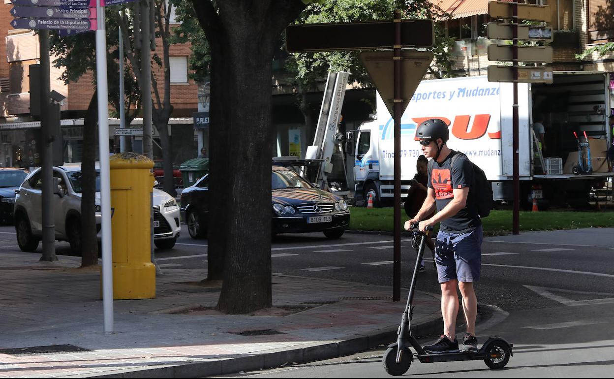 Un hombre circula en patinete.