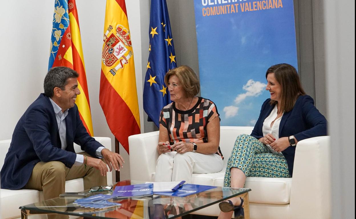 Carlos Mazón, Mª Ángeles Crespo y María José Catalá. 