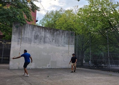 Imagen secundaria 1 - Canchas de one wall que se pueden encontrar paseando por Nueva York. LP