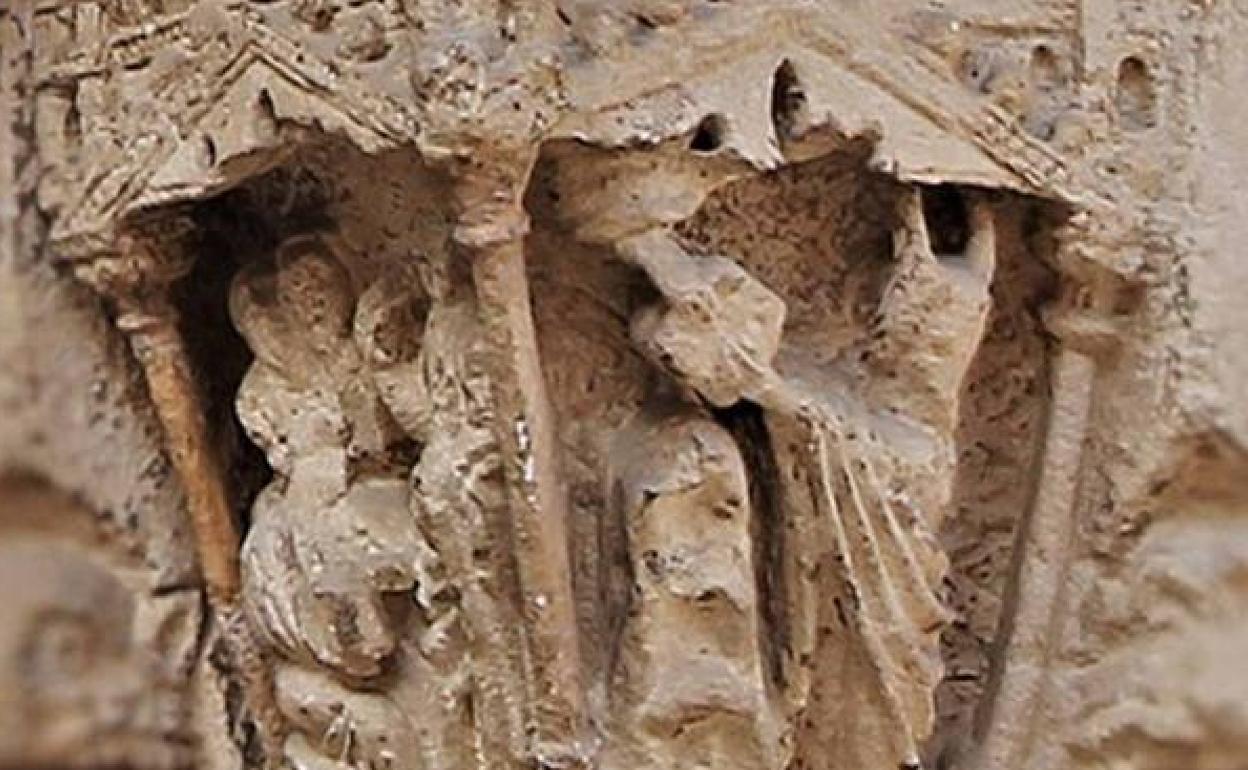 Detalle de la pieza destrozada en el capitel.