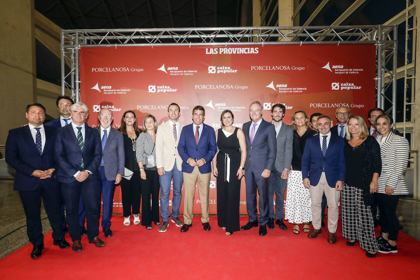 Foto de familia del PPCV, con diputados nacionales, autonómicos, senadores, concejales, y las principales caras visibles de la dirección regional del PP valenciano, con Carlos Mazón y María José Catalá (centro) como máximos representantes. 