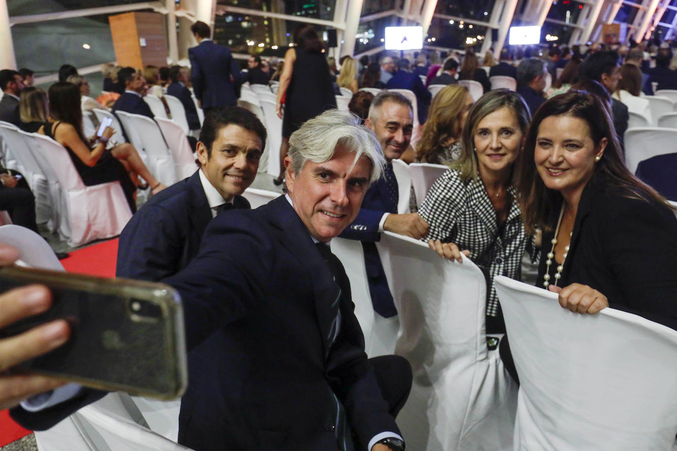 Los diputados del PP Felipe Carrasco, Miguel Barrachina, Elena bastidas y Marisa Mezquita, se hacen un selfie, junto al concejal en Valencia, Carlos Mundina.