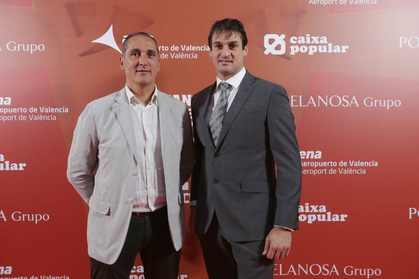 Ángel Casero, exciclista y director de la Volta (izqda.) junto al galardonado José Cabanes, 'Genovés II'.