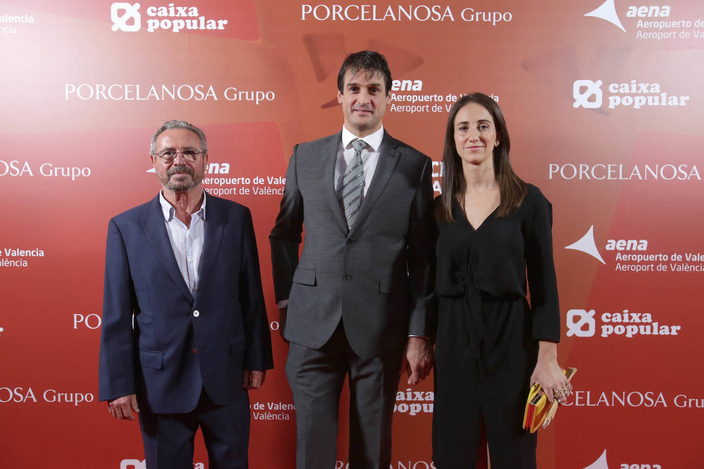 Uno de los galardonados, Genovés II, en el centro de la fotografía, junto con Manolo Martí y Susana Sanchis.