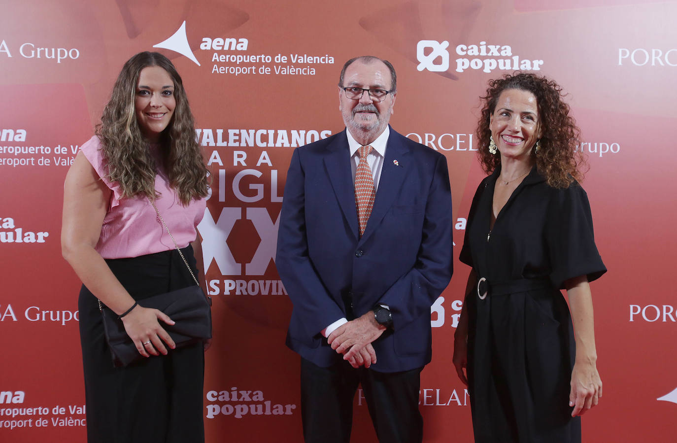 En el centro de la fotografía, Vicente Solá, presidente del Valencia Basket, con Mayte Canillas (a la izquierda) y Merche Añón, del departamento de negocios del club de baloncesto.