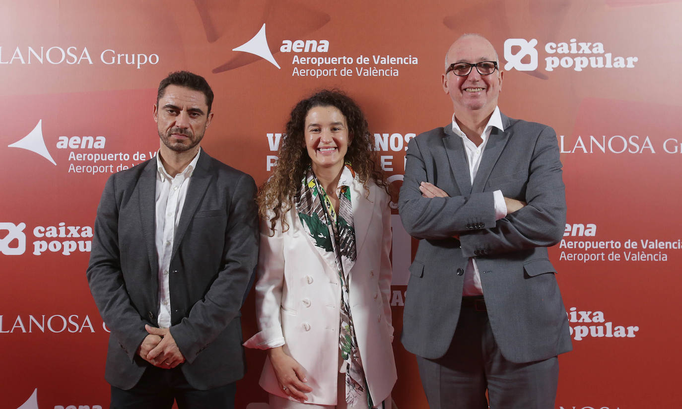 Julián Lafuente (izquierda) y Juanmi Gómez (de la Fundación Trinidad Alfonso), posan junto a Alejandra Silvestre (directora de la Fundación Hortensia Herrero).