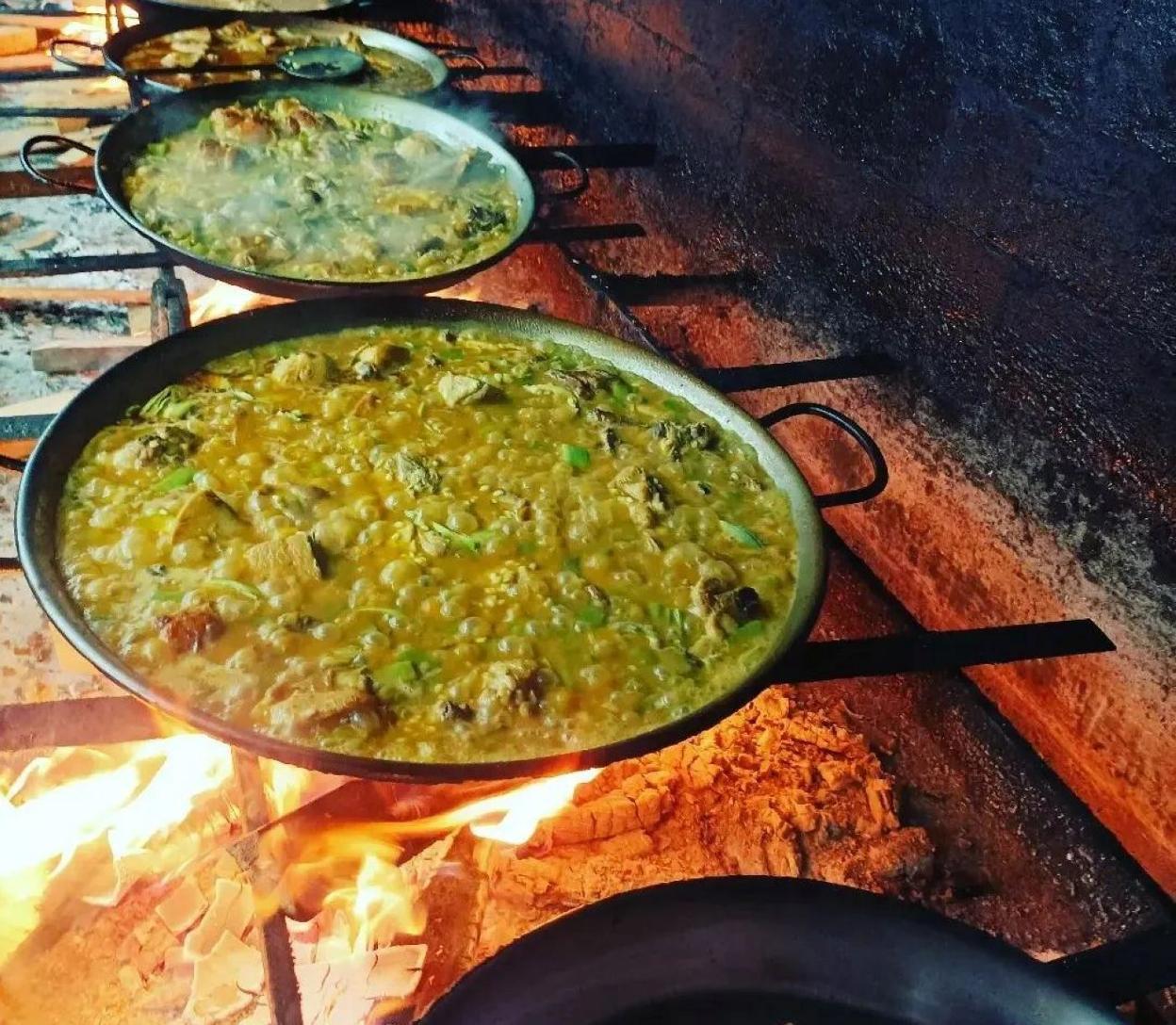 Paellas ya cociendo su arroz. lp