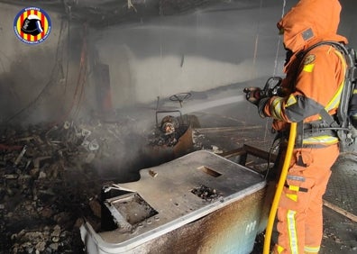 Imagen secundaria 1 - El trabajo de extinción de los bomberos. 