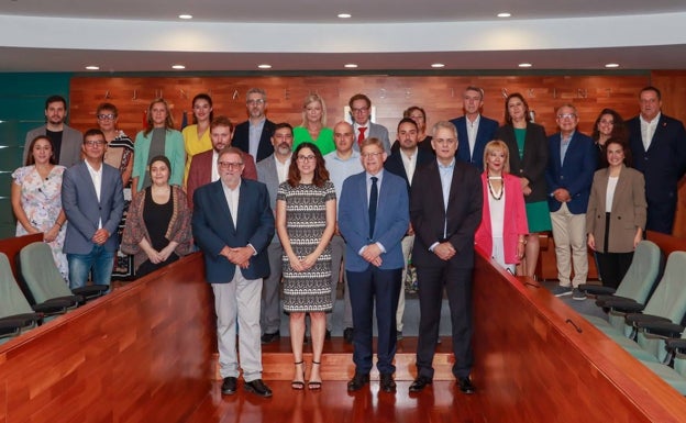 Imagen principal - La corporación municipal con los miembros del Consell.