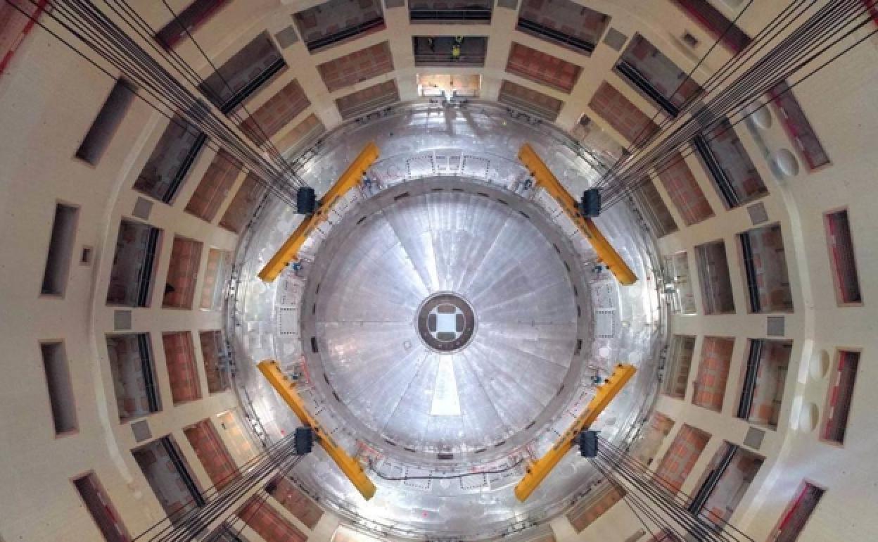 Vista de una de las partes de un reactor de fusión nuclear donde se investiga esta alternativa de futuro. 