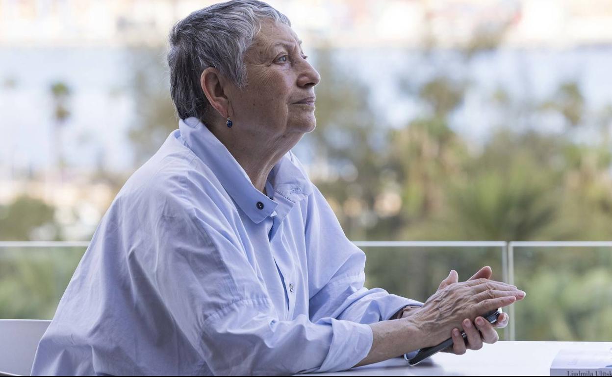 La escritora Liudmila Ulístkaya en el Hotel Santa Catalina, de Las Palmas. 