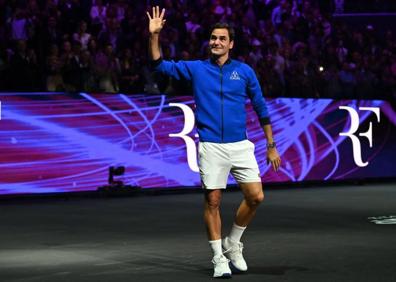 Imagen secundaria 1 - Roger Federer acabó manteado por los tenistas de ambos equipos. 