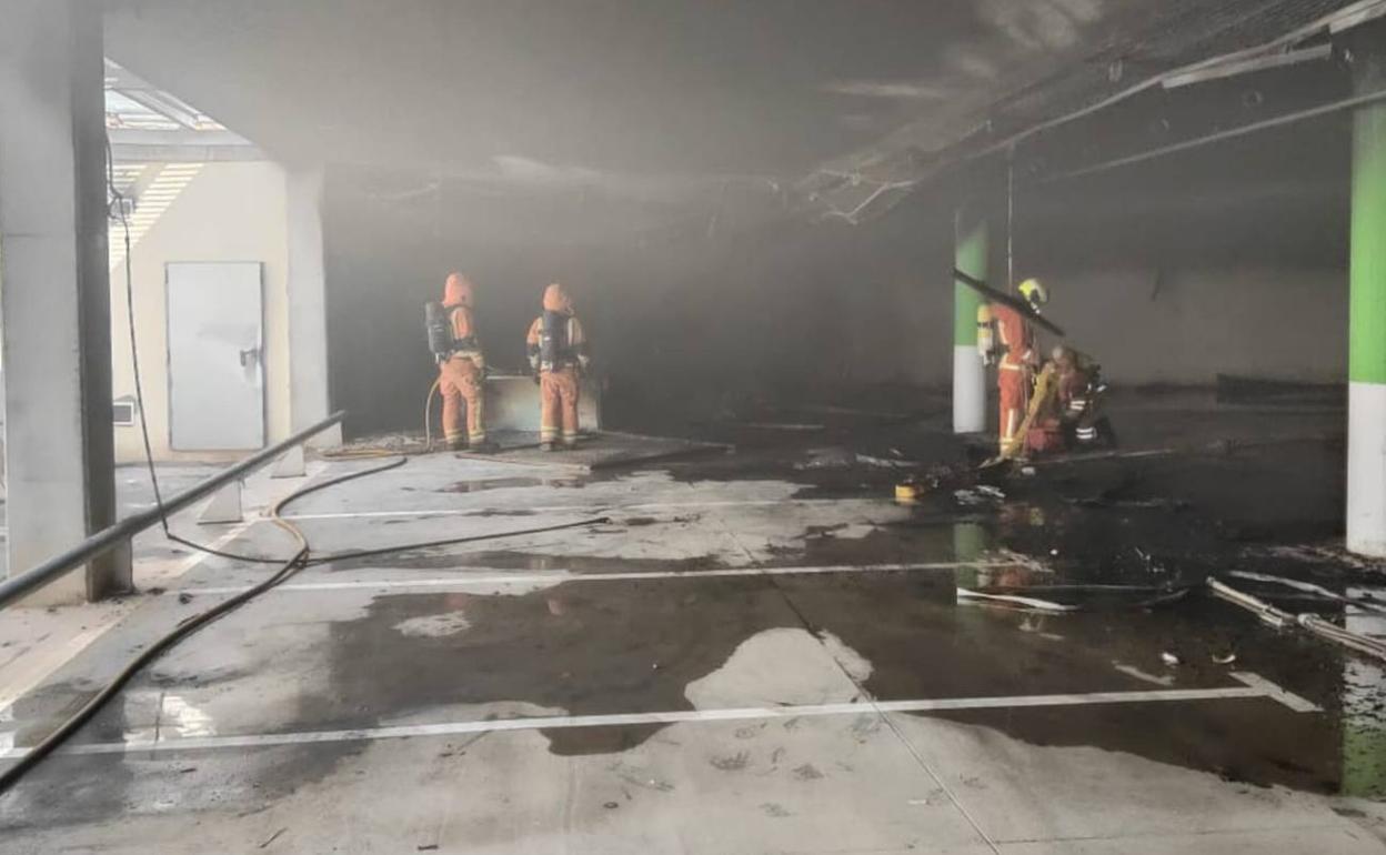 Los bomberos trabajan en la extinción del fuego. 