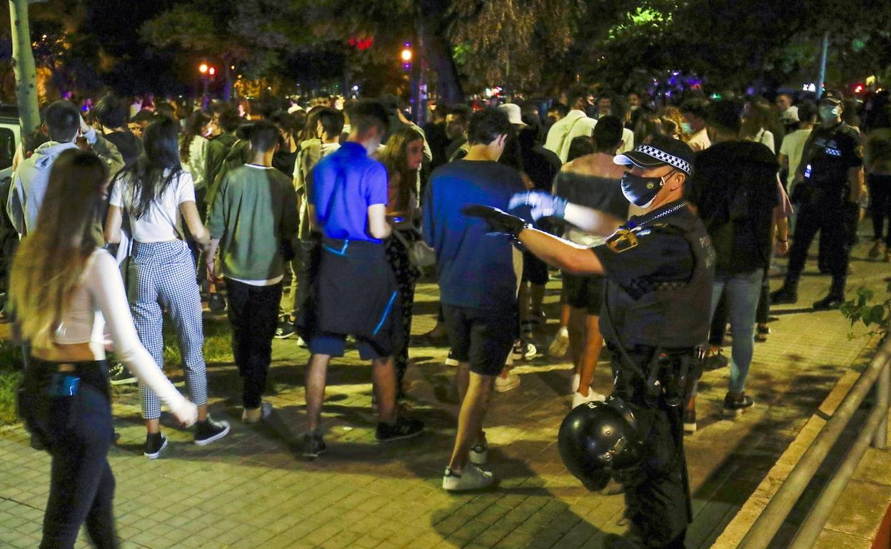 la Policía Local desaloja un botellón en Blasco Ibáñez. 