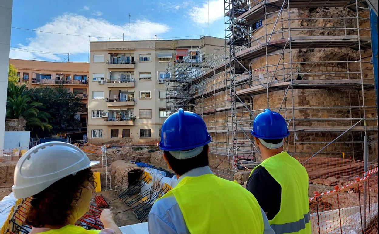 Fernando Giner, en el centro, en la visita de obras. 