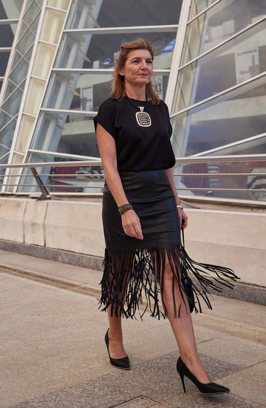 Patricia Pilato llevaba una falda de piel negra a flecos de Paloma Verdaguer, blusa de raso, estiletos negros clásicos y collar con colgante étnico.