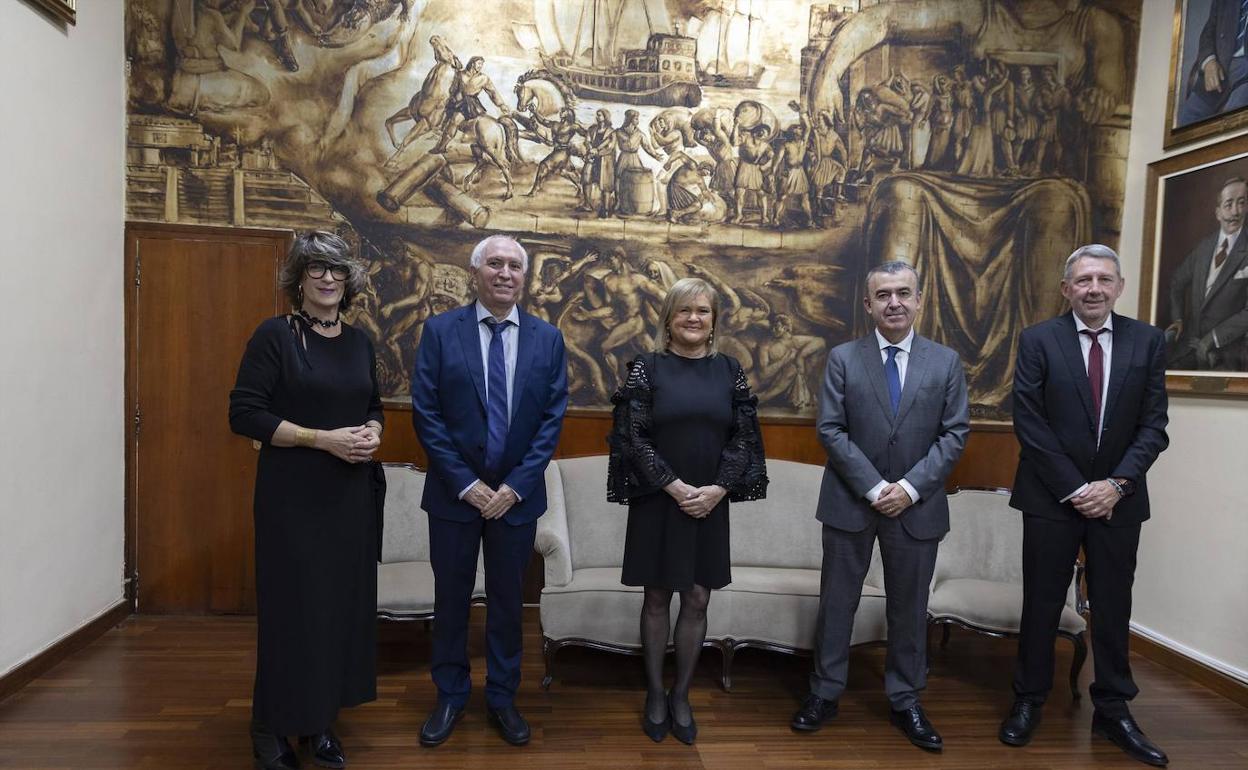 Los ganadores de los premios de 2021 junto a la presidenta del Ateneo, Carmen de Rosa. 