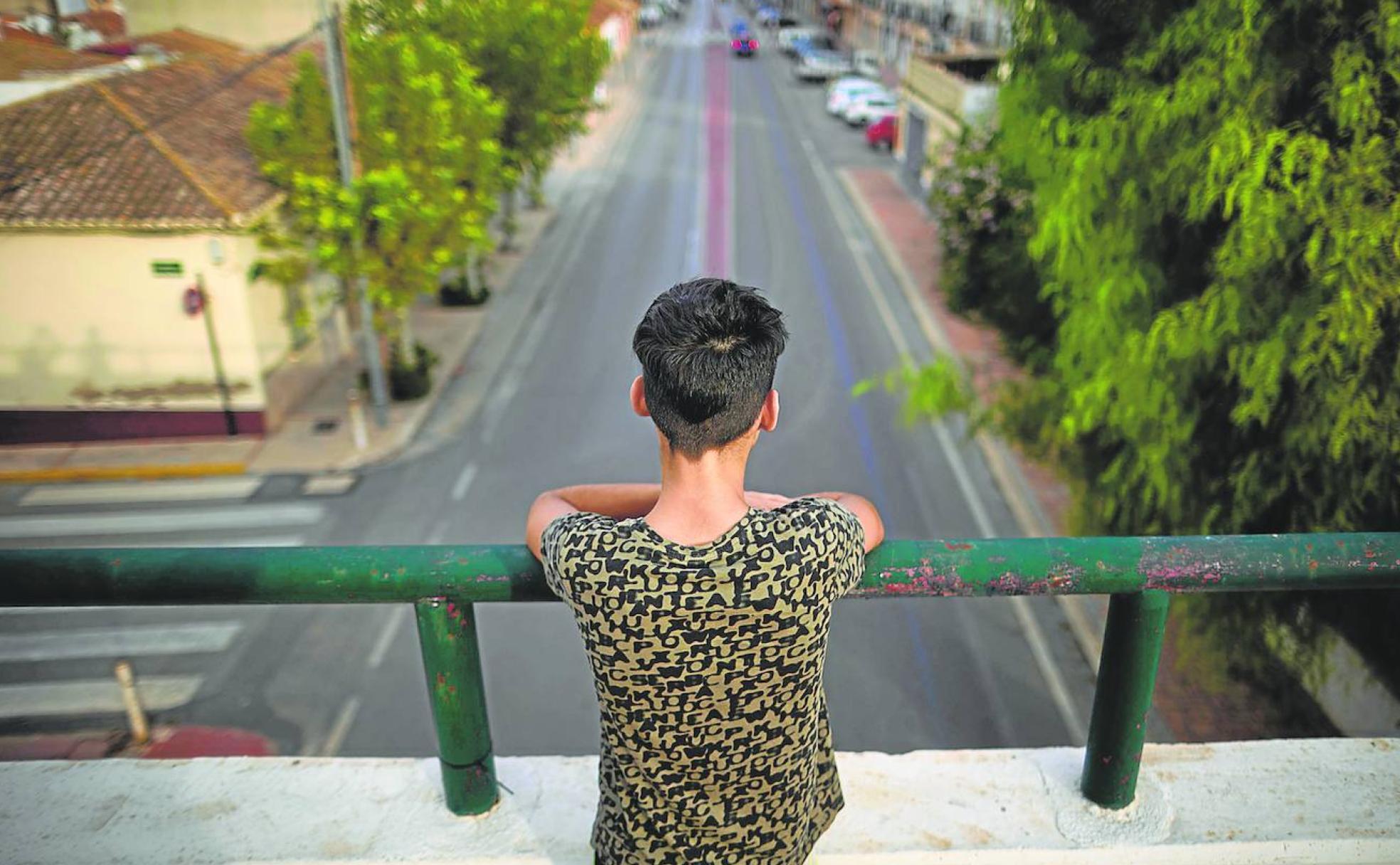 Horizonte. El adolescente de 15 años otea las vistas desde un puente. 