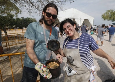 Imagen secundaria 1 - Las colombianas Alba Cataño y Viviana Martínez con Raúl Sánchez y participantes con la olla y platos. 