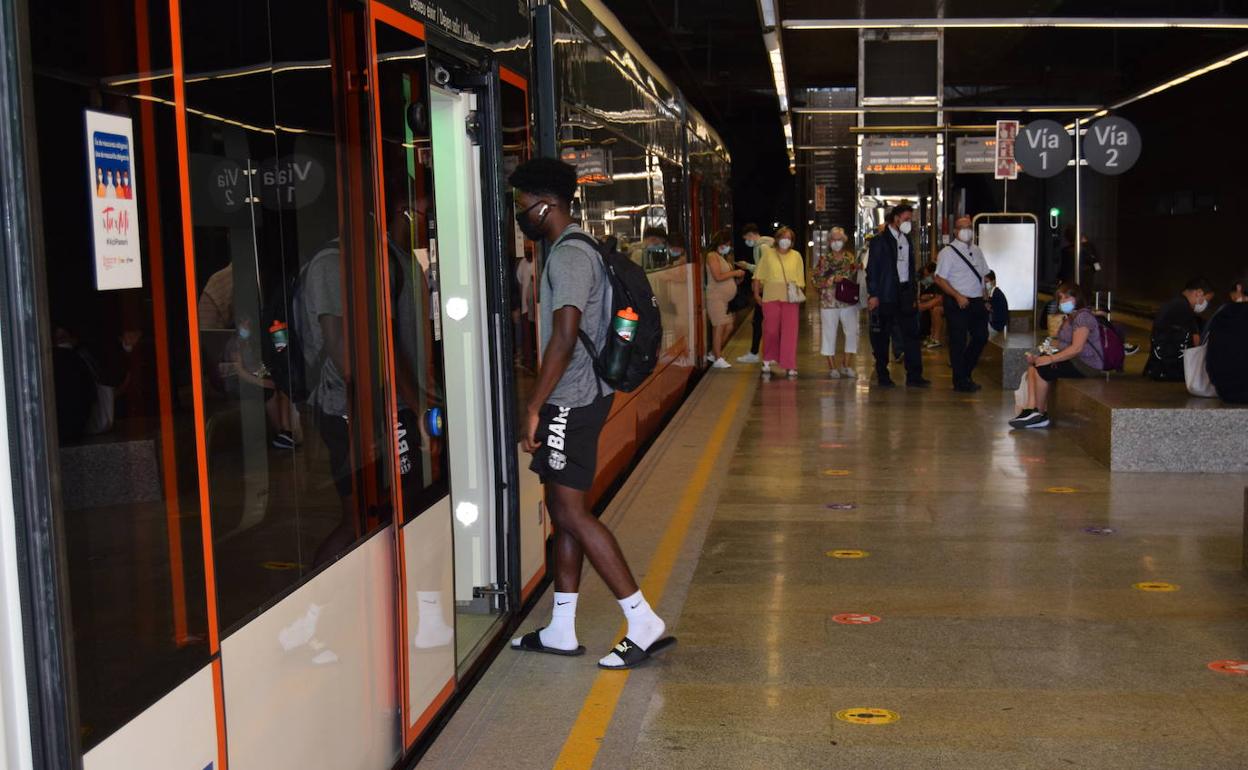 Viajeros en el Tram. 