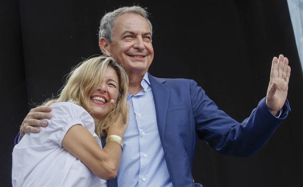 Imagen principal - Yolanda Díaz, acompañada por el expresidente Zapatero. 