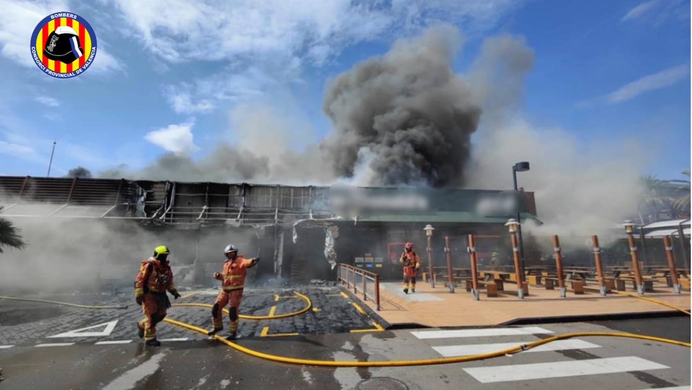 Los bomberos han acudido a apagar el incendio en el centro comercial Bonaire. 