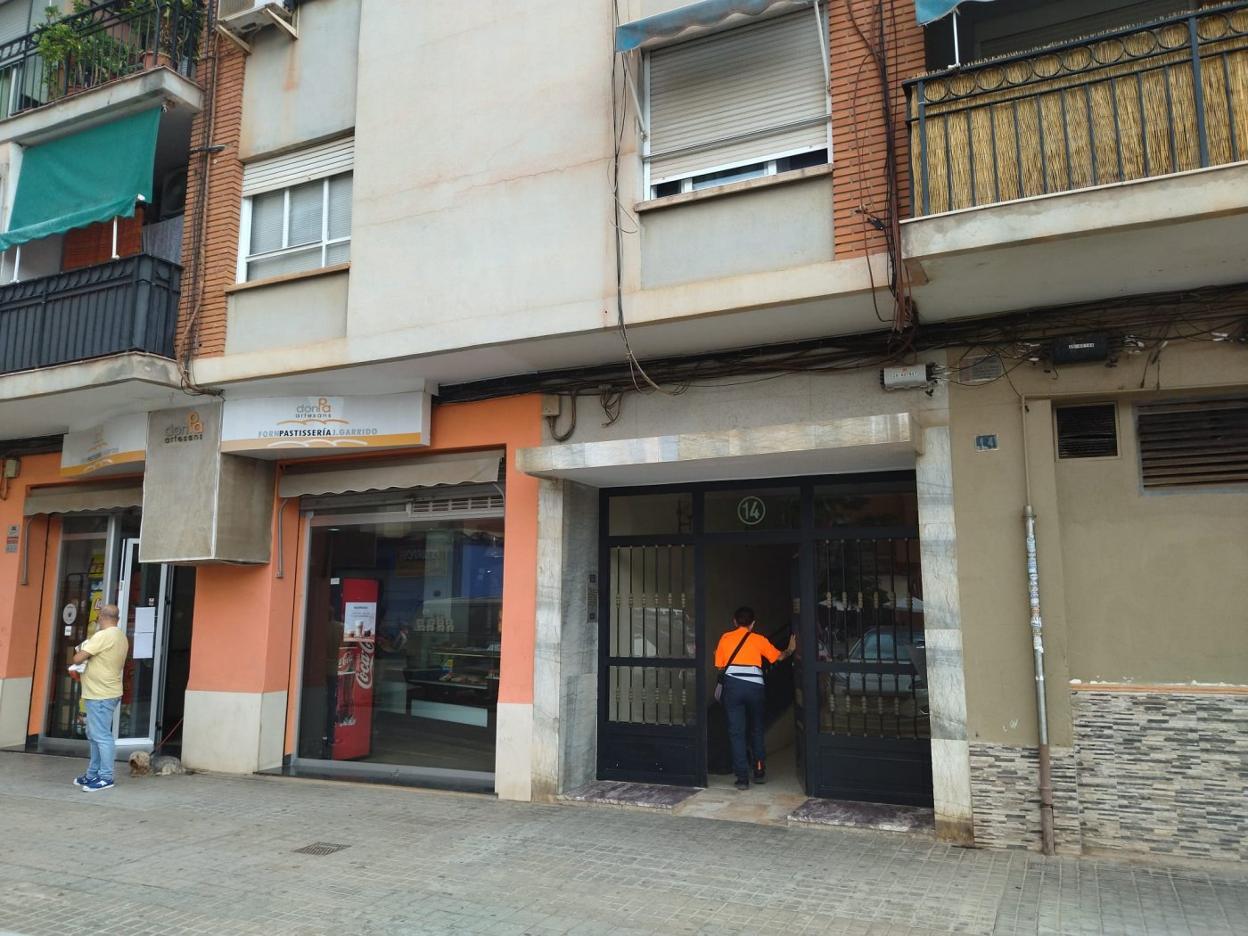 El edificio del barrio de la Fuensanta donde residía el hombre asesinado. javier martínez