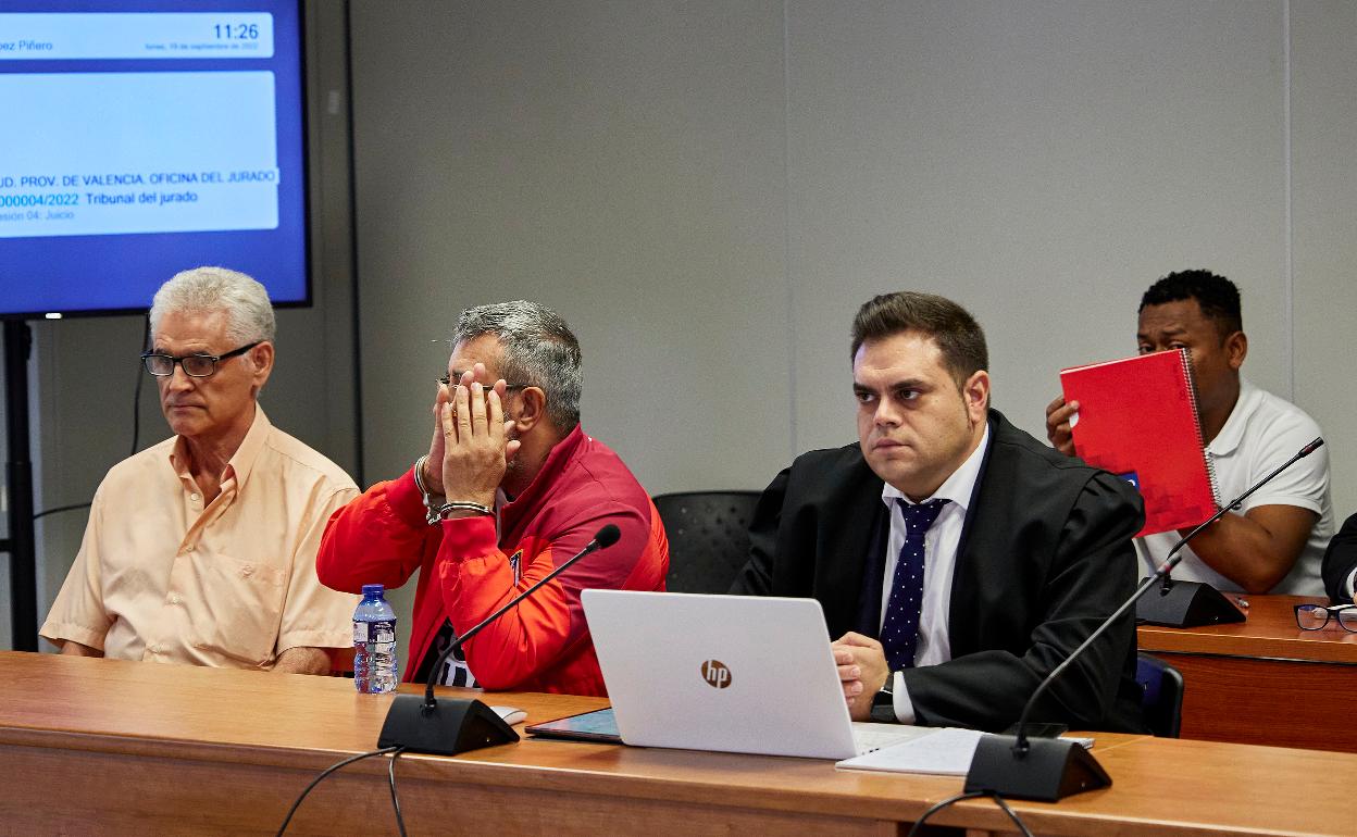 Dos de los acusados y el abogado José Alcázar; y detrás del letrado, otro de los procesados. 