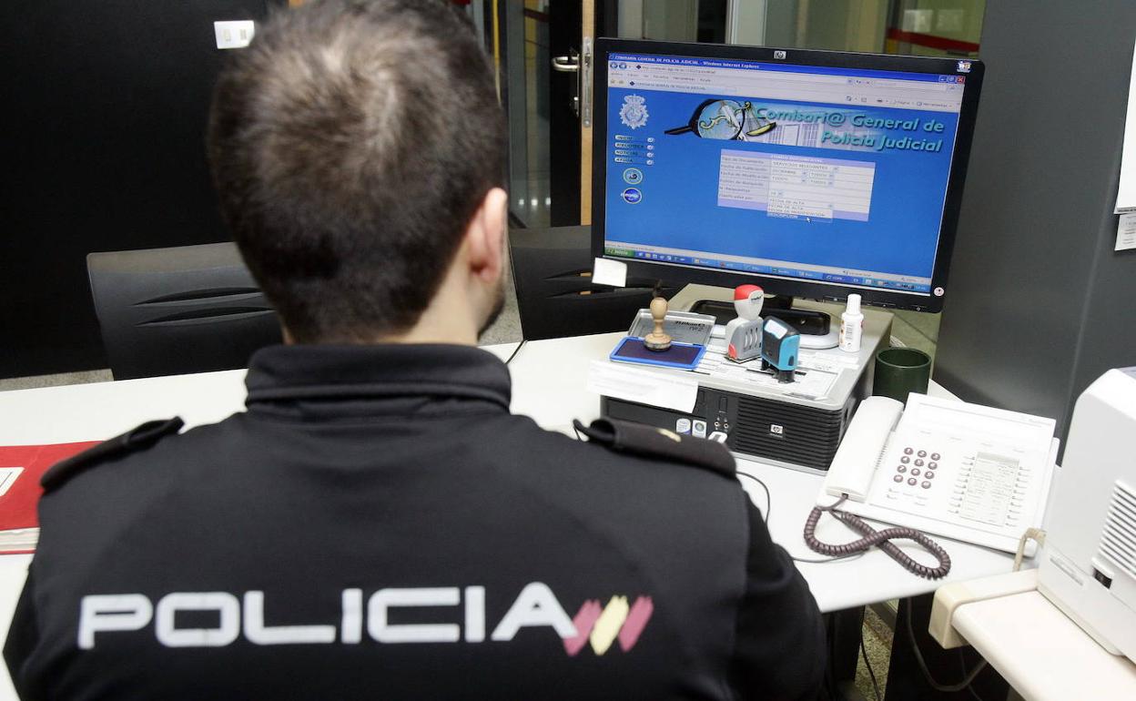Un agente de la Policía Nacional consulta una base de datos en una comisaría.